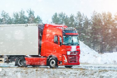 Tehlikeli kış yolunda bir kamyon.