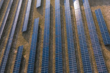 Fotovoltaik panellerle kaplı alan