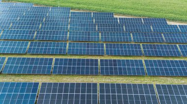 Gökyüzü beyaz ve yumuşak bulutlarla dolu