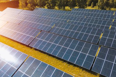 Güneş enerjisi panelleri çiftliğe yakın.