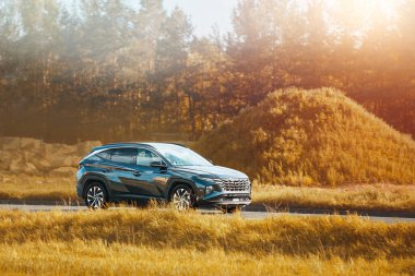 Ormandan geçen dört kapılı lüks bir SUV.