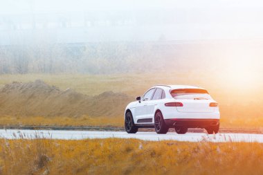 Çağdaş arazi aracı yeşil alana yakın sürüyor.