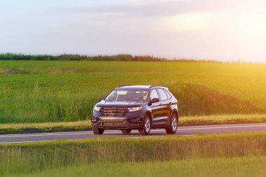 Yeşil doğada 4x4 SUV sürüyorum.