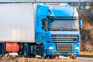 Nakliye kamyonu nakliye otoyolunda ilerliyor.