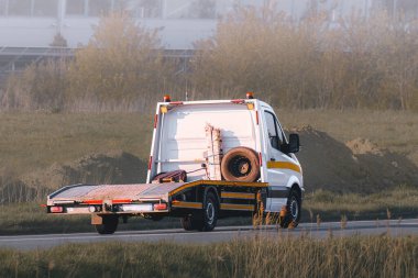 Manzaralı yolda düz kontak araç kurtarma kamyonu