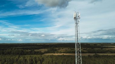 Bulutlu arkaplanı olan kablosuz ağ vericisi kulesi