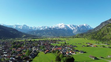 Karla kaplı dağların üzerinde güneşli bir gün