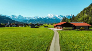 Dağ vadisi evlerinin bahar manzarası