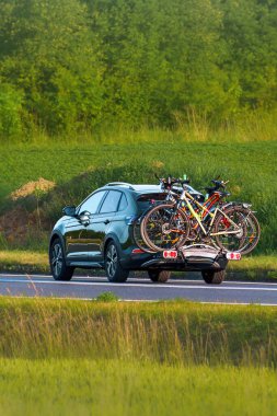 Arka araç rafında bisikletli bir yolculuk.