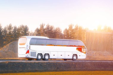 Şehir otobanındaki lüks otobüs.