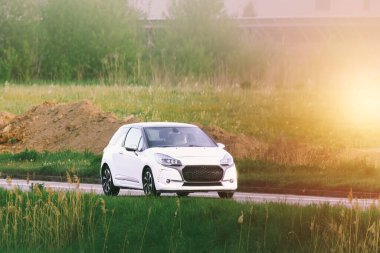 Kırsal yolda küçük bir şehir arabası.