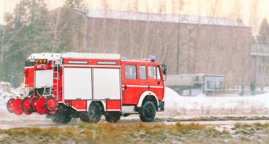 Ekipman bölmeleri olan itfaiye aracı