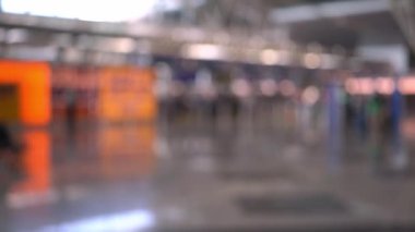 Yürüyen yolcular soyut havaalanı atmosferinde