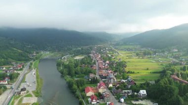 Yeşil manzaralı bir nehir havası.