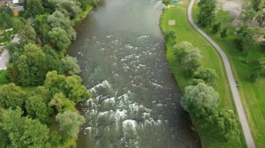 Dağ nehri yakınlarındaki yemyeşil orman ve tarım arazileri
