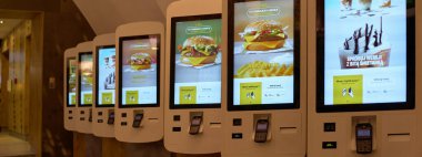 McDonalds 'ın Krakow, Polonya, Avrupa 12.06.2025 restoranında kendi kendine sipariş kioskları