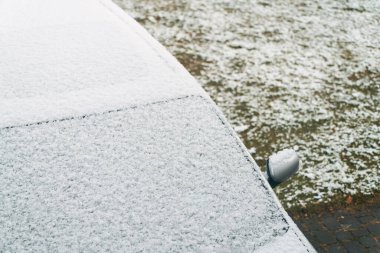 Kış aylarında araba dış yüzeyinde buzlu bir doku.