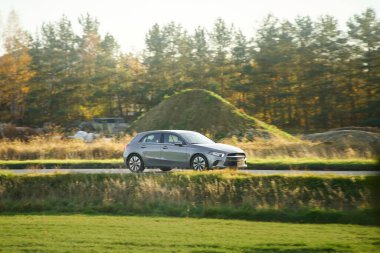 Küçük aile arabası kırsal alanda seyahat ediyor.