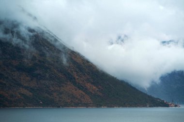 Bereketli dağlarla çevrili dingin göl