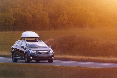 Gezici araçlı kırsal yol sahnesi