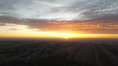 Yaz günışığında doğal bulutlar
