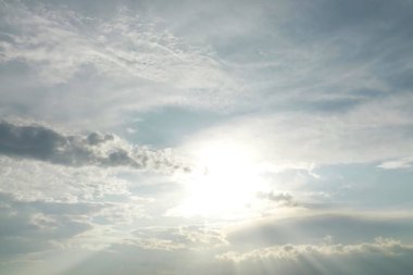 Gökyüzü ve uzak alanlar bulutlu