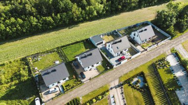 Yeni banliyö konutlarının insansız hava aracı görünümü