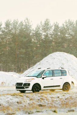 Kışın karlı yolda giden SUV.