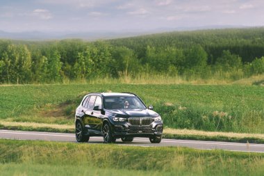 Yeşil manzaralı gösterişli bir arazi aracı.