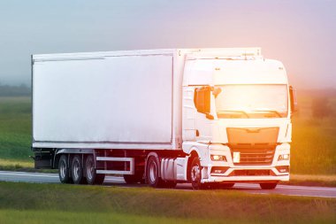 Asfalt kırsal yolda büyük taşıma aracı