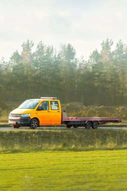 Tamamlanan araç kurtarmasından sonra çekici sürücüsü