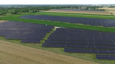 Güneş panelleri ile yeşil enerji alanı