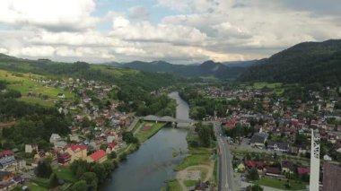 Mavi çelik yapısı olan eğri bir köprü.