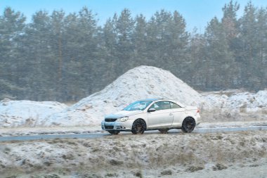 Kışın kar yağarken yolda araba sürmek