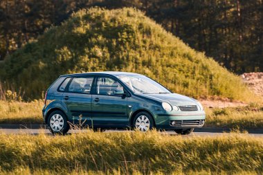 Yol kenarında küçük bir hatchback.