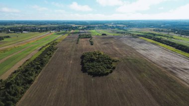 Yeşil tarlalı manzaralı sonbahar manzarası