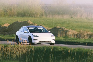 Kırsal bölgede elektrikli arazi aracı sürücüsü.