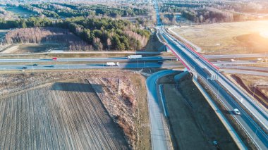 Yolları ve araçları olan modern ulaşım sistemi