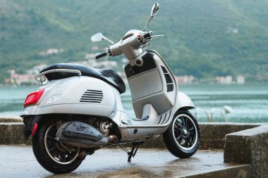 Scooter dağ manzarasının yanına park etmiş.