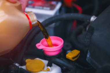 Motor bakımı ve temiz sentetik yağ dolumu