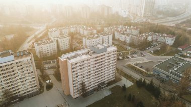 Trafiği ve yeşilliği olan yerleşim bölgesi