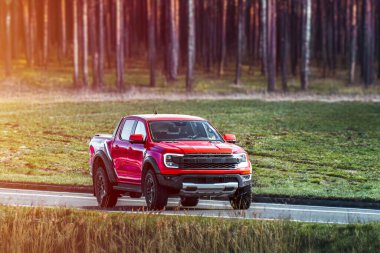 Manzaralı yolda giden güçlü kamyonet