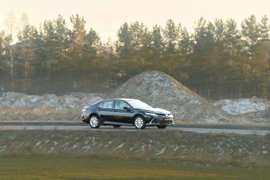 Şehir merkezinde birinci sınıf sedan hareket halinde.