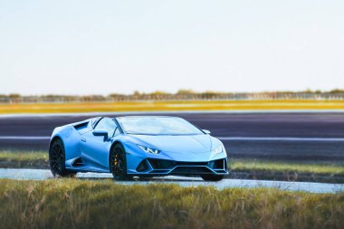 Kırsal arazide güçlü hızlı bir araba.