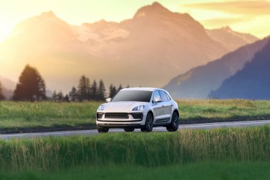 Lüks, modern SUV açık yolda gidiyor.