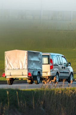 Kamyon karavanlı siyah steyşın.