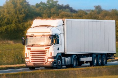 İş teslimat kamyonu açık yolda ilerliyor.