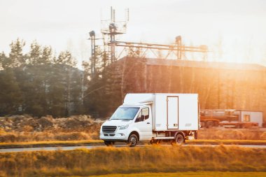 Yoldaki boş beyaz minibüs.