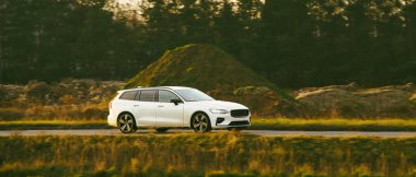 Beyaz steyşın araba kırsal yolda gidiyor.