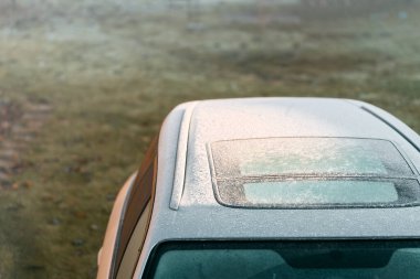 Karlı havada buzla kaplı araba ön camı